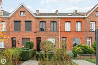Op een absolute toplocatie in Mechelen bevindt zich deze charmante, te renoveren woning met 3 slaapkamers, 2 garages en een uitnodigende tuin op een perceel van 123 m². U geniet hier van een vlotte verbinding naar de belangrijkste invalswegen én de directe nabijheid van het bruisende stadscentrum, met winkels, horeca, scholen en openbaar vervoer op wandel- en fietsafstand.<br /><br />U betreedt de woning via de inkomhal, die toegang geeft tot de leefruimte. Deze leent zich perfect voor het creëren van een gezellige zithoek en een ruime eethoek. Aansluitend bevindt zich de keuken, uitgerust met de voornaamste toestellen. Vanuit de keuken heeft u toegang tot de badkamer met douche, wastafel en toilet. Aan de achterzijde van het gelijkvloers beschikt u bovendien over een handige, praktische wasplaats. Op de eerste verdieping brengt de nachthal u naar 3 volwaardige slaapkamers. De zolderverdieping biedt daarnaast tal van mogelijkheden voor extra opbergruimte of de creatie van bijkomende slaapkamers. Buiten geniet u in alle rust en privacy van het overdekte terras en de zonnige, zuidoost-georiënteerde tuin. Verder beschikt dit eigendom over twee gekoppelde garages achteraan het perceel, vlot bereikbaar via de zijweg, die elk voorzien zijn van een aparte poort en zijn inbegrepen in de vraagprijs.<br /><br />U bent verplicht om deze woning binnen de 6 jaar na aankoop grondig energetisch te renoveren tot minimum EPC-label D.<br /><br />Dit is een uitstekende opportuniteit als u op zoek bent naar een renovatieproject met zeer veel potentieel in Mechelen. Contacteer ons op 0472 95 20 71 voor meer informatie of neem een kijkje op www.boonstravastgoed.be. <br /><br />Bijzonderheden:<br />- Tuin<br />- 2 garages<br />- 3 slaapkamers<br />- Uitstekende locatie