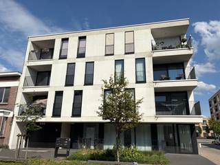 <h3>Licht, ruimte en twee terrassen om van te genieten</h3><p><strong>Welkom op de tweede verdieping van dit recente appartement uit 2015. Een plek waar comfort en praktisch wonen hand in hand gaan. Twee slaapkamers, twee ruime terrassen, een autostaanplaats en een zee van licht maken van dit appartement een echte topper. En dankzij de lift sta je bovendien zonder moeite aan je voordeur.</strong></p><h3>Wonen met veel licht en nog meer ruimte</h3><p>De leefruimte is zonder twijfel het kloppende hart van het appartement. Grote ramen zorgen voor een overvloed aan natuurlijk licht en creëren een aangename, open sfeer. De volledig geïnstalleerde keuken sluit naadloos aan op de woonkamer, ideaal voor wie graag kookt zonder het contact met familie of gasten te verliezen. Achter de keuken bevindt zich nog een handige berging voor al je voorraad en extra spullen.</p><h3>Slapen, ontspannen en opbergen</h3><p>Met twee volwaardige slaapkamers heb je alle ruimte om te wonen zoals jij dat wilt. De grootste slaapkamer beschikt over een praktische ingemaakte kast en ook aan de inkom werd gedacht met een ingebouwde vestiairekast. De douchekamer biedt plaats voor zowel een wasmachine als een droogkast, terwijl het aparte toilet voor extra comfort zorgt.</p><h3>Buiten leven, dubbel genieten</h3><p>Waarom kiezen voor één terras als je er twee kan hebben? Aan de leefruimte en keuken bevindt zich een ruim terras waar je heerlijk kan ontbijten, aperitieven of genieten van de avondzon. Aan de achterzijde loopt een tweede terras over de volledige lengte van de slaapkamers, ideaal voor wie houdt van rust en privacy.</p><h3>Alles netjes geregeld</h3><p>Je wagen parkeer je veilig op je private staanplaats op niveau -1. Ook je fietsen hebben hun eigen plek dankzij de gemeenschappelijke fietsenberging waar plaats voorzien is voor twee fietsen. Bovendien beschikt het appartement over een alarmsysteem voor extra gemoedsrust.</p><h3>En dan het praktische gedeelte...</h3><p>Deze parel is beschikbaar vanaf <strong>1 september 2026</strong> en wordt verhuurd voor <strong>€ 1.120 per maand</strong>. De gemeenschappelijke kosten bedragen <strong>€ 65 per maand</strong>.</p><p>Benieuwd of dit jouw nieuwe thuis kan worden? Contacteer ons vandaag nog voor een bezoek.</p>