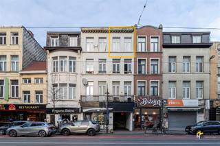 <p><span>Het pand is uiterst centraal gelegen op de Turnhoutsebaan en behaalt een uitstekende mobiliteitsscore. Zowel de Franklin Rooseveltplaats als het Centraal Station liggen op wandel- en fietsafstand, ideaal voor pendelaars. Dankzij de vele velo-stations en de vlotte verbinding met de stadsrand en snelweg zit je hier ook met de wagen meteen goed.</span></p><p><span>Het instapklare appartement bevindt zich op de bovenverdieping van een kleinschalig gebouw van 3 hoog. Het dak is geïsoleerd en de achtergevel vernieuwd. Verder beschikt het appartement over conforme elektriciteit en dubbele PVC-beglazing. Momenteel is het verhuurd aan €750/maand + €100 vaste kosten (incl. water), wat het ook interessant maakt als investering.</span></p><p><span>Binnenkomen doe je in de leefruimte met open keuken (27 m²). Aansluitend bevindt zich de volwaardige slaapkamer (13 m²). Achteraan is de badkamer (4 m²) te vinden met bad/douche, lavabo, toilet en aansluiting voor een wasmachine.</span></p><p><span>Ben je op zoek naar een betaalbaar appartement of een interessante investering op een toplocatie? Mis deze kans niet!</span></p><p><span>Bewoonbare opp. 51 m² ref.: bruto vloeropp. EPC-certificaat. Voor meer info of een gratis schatting surf naar <span>www.hansimmo.be</span></span></p><p><span> </span></p>