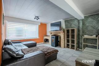 <p><span>Gerenoveerde ( 2026 ) halfopen bebouwing met ruime tuin, garage en 3 slaapkamers.</span></p><p><span> </span></p><p><span>STARTPRIJS: Elk bod boven deze startprijs wordt voorgelegd aan de eigenaars, die al dan niet kunnen ingaan op dit aanbod.</span></p><p><span> </span></p><p><span>Deze instapklare woning werd in 2026 gerenoveerd en is helemaal klaar voor zijn nieuwe bewoners.</span></p><p><span> </span></p><p><span>Bij de renovatie werd aandacht besteed aan hedendaags wooncomfort, zo werden o.a. de ramen, het dak, de gevelbekleding, isolatie en vloeren vernieuwd.</span></p><p><span> </span></p><p><span>De woning verwelkomt je met een aangename leefruimte met de gezellige pelletkachel en een ruime, volledig vernieuwde keuken. Dankzij de rechtreekse toegang tot het terras geniet je hier optimaal van het buitenleven, de tuin is een absolute troef : heerlijk om te ontspannen en te genieten van het open zicht, bovendien zijn er praktische buitenbergingen voorzien.</span></p><p><span> </span></p><p><span>Op het gelijkvloers bevindt zich eveneens de moderne, vernieuwde badkamer.</span></p><p><span> </span></p><p><span>Op de 1ste verdieping zijn er 2 ruime slaapkamers.</span></p><p><span> </span></p><p><span>De vaste trap leidt verder naar de 2de verdieping, waar dankzij de nieuwe velux-ramen nog volop mogelijkheden zijn.</span></p><p><span> </span></p><p><span>Hier kan bijvoorbeeld een 3de slaapkamer, hobbyruimte, bureau worden ingericht.  De woning beschikt over een garage, die ideaal is als extra opslagruimte of fietsenberging.</span></p><p><span> </span></p><p><span>Kortom : een volledig gerenoveerde woning op een rustige ligging, ruime tuin met open verzicht, 3 slaapkamers en een gunstige epc!</span></p><p><span> </span></p><p><span>Voor meer informatie contacteer Regine: 0493 112 050 - regine@correctvastgoed.be</span></p><p><span> </span></p><p><span>Online schattingstool: https://www.correctvastgoed.be/schatting</span></p>
