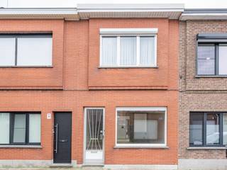 In een autoluwe eenrichtingsstraat bevindt zich deze rijwoning met 2 slaapkamers, ideaal voor starters of jonge gezinnen. Op wandelafstand van...