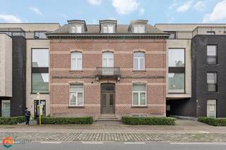 Vlakbij het centrum van Putte bevindt zich deze ruime garagebox achteraan residentie De Neuter.De garagebox is voorzien van een sectionaal poort,...