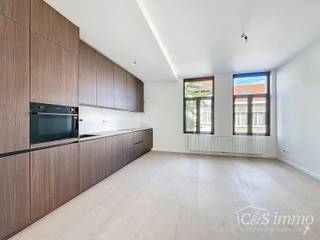 Dit charmante vernieuwde appartement met terras gevestigd in een klein gebouw, biedt een perfecte balans tussen comfort en stijl, gelegen in de levendige en vernieuwende wijk Stuivenberg. <br />Dit appartement ligt op wandelafstand van het parkcomplex Stuivenbergsite.<br />Bij binnenkomst inkomhal met een apart toilet. De lichtrijke leefruimte van ca. 29m² aan de straatzijde biedt een sfeervolle omgeving om te ontspannen, terwijl de luxueuze open keuken volledig is uitgerust en veel opbergruimte biedt.<br />De slaapkamer van ca. 12m² is gelegen aan de rustige achterzijde, en geeft toegang tot het terras. De moderne ingerichte douchekamer is voorzien van een ruime douche en stijlvol badkamermeubel. Daarnaast is er een handige aparte berging met aansluitingen voor wasmachine en droogkast. De buurt is een bruisende buurt van culturen, bekend om zijn kleurrijke supermarktjes en tal van culinaire verrassingen. Bovendien bevindt u zich op slechts enkele minuten wandelen van het openbaar vervoer: tram, bus en treinstation. Privatieve kelderberging. Elektriciteit conform. Goede EPC score. Centrale verwarming privatief. Gebouw met lage onkosten.