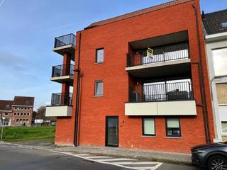 Nieuwbouwappartement te huur in het centrum van Ingelmunster<br /><strong>Huurprijs: 795 € + 50 €/syndic</strong><br />Bent u op zoek naar een stijlvol en comfortabel appartement in het hart van Ingelmunster? Dit gloednieuwe appartement biedt alles wat u nodig heeft:<br />Ruime living met open keuken: de open indeling zorgt voor een moderne en lichte leefruimte, ideaal om te ontspannen of gasten te ontvangen.<br />Terras: geniet van uw eigen buitenruimte, perfect voor een ochtendkoffie of een gezellig avondje.<br />2 slaapkamers: comfortabele kamers, geschikt als hoofdslaapkamer, kinder- of logeerkamer.<br />Moderne badkamer: stijlvol afgewerkt, voorzien van alle comfort.<br />Apart toilet: voor extra gemak.<br />Staanplaats en fietsberging: uw wagen en fietsen staan veilig en gemakkelijk bereikbaar.<br />Dit appartement is gelegen op een toplocatie in Ingelmunster, met winkels, horeca en openbaar vervoer op wandelafstand.<br /><strong>Alle verlichting voorzien door de eigenaar (niet op foto)</strong><br />Interesse? Neem snel contact op voor meer informatie of een bezoek!