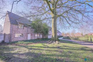 TE HUUR | Energiezuinige nieuwbouwwoning met 3 slaapkamers, zuidgerichte tuin en autostaanplaats <br /><br />Bent u op zoek naar een moderne, energiezuinige woning op een rustige en gezinsvriendelijke locatie? Dan is deze recente gesloten nieuwbouwwoning in de Sint-Gerolflaan te Aalter zeker een bezoek waard.<br /><br />Gelegen in een aangename residentiële woonwijk combineert deze woning rust en privacy met een uitstekende bereikbaarheid. Het centrum van Aalter, diverse winkels, scholen, sportfaciliteiten en het openbaar vervoer bevinden zich op korte afstand. Dankzij de nabijheid van het station van Aalter en de vlotte verbinding naar de E40 geniet u bovendien van een snelle bereikbaarheid richting Gent, Brugge en de omliggende gemeenten. Hierdoor is deze woning ideaal voor gezinnen, pendelaars en iedereen die comfortabel wil wonen in een groene omgeving.<br /><br />De woning biedt een doordachte indeling met veel lichtinval en hedendaags wooncomfort. De leefruimte sluit naadloos aan op de eetkamer en de ingerichte keuken, met uitzicht op het zonnige zuidgerichte terras en de tuin. De private autostaanplaats vormt een extra troef.<br /><br />Troeven<br />✔ Recente energiezuinige nieuwbouwwoning<br />✔ Rustige en kindvriendelijke woonomgeving<br />✔ Nabij centrum Aalter, scholen en winkels<br />✔ Vlotte verbinding naar E40 en station Aalter<br />✔ 3 slaapkamers<br />✔ Zuidgerichte tuin en terras<br />✔ Grote zolderruimte van 40 m²<br />✔ Private autostaanplaats<br />✔ Instapklaar en modern wooncomfort<br /><br />Deze woning biedt de perfecte combinatie van ruimte, comfort en een uitstekende ligging. Een ideale thuis voor wie rustig wil wonen zonder in te boeten aan bereikbaarheid.<br /><br />Interesse? Contacteer Vastgoed Poppe voor meer informatie of een bezoek ter plaatse door te reageren op deze advertentie of te mailen naar info@vastgoedpoppe.be, telefonisch kunnen er geen bezoekafspraken worden ingepland.<br />