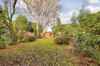 Woning met tuin op rustige ligging in Hoboken.Indeling van de woning:Gelijkvloers:Oprit voor wagen.Inkomhal op tapijt +/- 13,5 m², tegels.Vestiaire:...