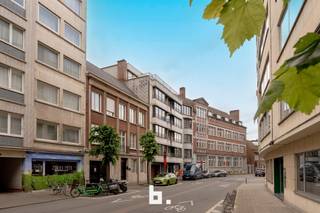Algemeen bezoekmoment woensdag18 juni. Gelieve u in te schrijven via onze website https://tinyurl.com/4nhesv3r.Dit lichtrijke appartement biedt...