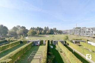 Op zoek naar een ruim en lichtrijk appartement op een gunstige locatie?<br />Deze aangename duplex combineert comfortabel wonen met een uitstekende bereikbaarheid.<br /><br />Je komt binnen via de inkomhal, die toegang geeft tot de ruime en lichtrijke leefruimte. De open, volledig geïnstalleerde keuken sluit hier mooi bij aan en zorgt voor een aangename leefomgeving. Daarnaast beschikt de verdieping over een ruime berging, gastentoilet en een terras met vrij uitzicht; een heerlijke plek om even te ontspannen.<br />Op diezelfde verdieping vinden we een eerste slaapkamer met een eigen douchekamer.<br />Op de eerste verdieping vinden we nog twee slaapkamers die gebruikmaken van een gedeelde badkamer. Een tweede apart toilet zorgt voor extra comfort.<br /><br />Extra praktisch is de privatieve kelderberging, ideaal voor het opbergen van fietsen, seizoensgebonden spullen of andere zaken die je liever uit het zicht houdt.<br /><br />De ligging is een absolute troef. Je woont vlak bij het gezellige centrum van Zwijnaarde, met Gent binnen handbereik en een vlotte verbinding naar de belangrijkste uitvalswegen en autosnelwegen.<br /><br />Ruimte, licht, comfort en een uitstekende bereikbaarheid: een duplex die heel wat te bieden heeft.<br /><br />Beschikbaar: 01/01/2027<br />Provisie: €65/maand