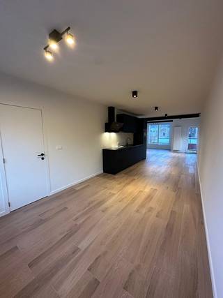 Dit duplex appartement is gelegen in het centrum van Boechout nabij winkels, scholen en het station van Boechout. Het appartement bevindt zich op de eerste en tweede verdieping van een kleinschalig gebouw met twee eenheden zonder vaste kosten. Op de eerste verdieping bevinden zich de dagdelen: een eetruimte, open keuken voorzien van alle toestellen en de woonkamer met dakterras. Ook op deze verdieping is er een gastentoilet en de eerste van twee badkamers.<br />Op de tweede verdieping bevindt zich de tweede badkamer met toilet en drie slaapkamers waarvan twee met mezzanine bergruimte.<br />Het appartement is momenteel verhuurd samen met een garage aan 1.375,00EUR/mnd. De aankoop van de garagebox aan 25.000EUR is verplicht en niet inbegrepen in de prijs.<br /><br />duplex:<br />131m² en 14m² terras<br />3 slaapkamers<br /><strong>geen </strong>gemeenschappelijke kosten<br />EPC: 168 kWh/m²jr - LABEL B<br />verhuurd: €1.375,00 incl garage<br />Verkoopprijs: 325.000 Euro<br />garagebox: 25.000 Euro<br /><br />info@infinityrealestate.be | www.infinityrealestate.be<br />03 325 69 44