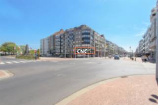 <p><span>Goed draaiende horecazaak met bewezen omzet op een zeer centrale en commerciële ligging te Knokke, ter hoogte van het kruispunt van de Lippenslaan en de Elizabetlaan.</span></p><p><span> </span></p><p><span>Samenstelling: gelagzaal (+/- 60 zitplaatsen), bar, heren- en damestoilet, volledig ingerichte professionele keuken met toegang tot gemene delen. Voorbereidingsruimte met bordenlift, aparte berging (voorraad), toilet met kleine kleedruimte. De overnameprijs is niet in de huurprijs inbegrepen. De ruimte leent zich eveneens voor uitbating vrij beroep, praktijkruimte, kantoorruimte, kapper, schoonheidsinstituut, ... . Oppervlakte restaurant: 90m², oppervlakte koude keuken: 55m². Naast de maandelijkse huurprijs betaalt u als huurder ook de onroerende voorheffing, de syndickosten en een overname.</span></p>