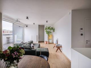 <strong>Ruim 3-slaapkamerappartement met zuidwestgericht terras in de nieuwe Voorhaven.</strong><br /><br />Dit stijlvol appartement (bew. opp 111 m²) met buitenruimte van 20 m² bevindt zich aan de Gentse voorhaven, een uitzonderlijke ligging te midden van de parken en de authentieke gebouwen. Een buurt in beweging die de laatste jaren een enorme progressie maakte en is uitgegroeid tot één van de meest veelbelovende stadsdelen.<br /><br />Dit appartement combineert <strong>drie slaapkamers</strong>, een <strong>royaal terras</strong> en <strong>recent nieuwbouwcomfort</strong> tot een coherent geheel, waar <strong>stedelijke dynamiek en woonrust</strong> samenkomen.<br /><br />De lift brengt u naar de <strong>derde verdieping</strong>, waar een verzorgde inkomhal met <strong>gastentoilet</strong> toegang geeft tot het appartement. Het leefvolume is open en logisch opgebouwd: <strong>woonkamer</strong>, <strong>eetruimte</strong> en <strong>open keuken</strong> vloeien naadloos in elkaar over en creëren een aangename flow.<br /><br />Het parallelle <strong>terras van ca. 20 m²</strong> versterkt de binnen-buitenbeleving en brengt overvloedig daglicht in de leefruimte. Het <strong>open karakter en het royale volume</strong> zorgen voor een zeldzame ruimtelijkheid binnen een stedelijke context.<br /><br />Aan de achterzijde leidt de nachthal naar <strong>drie slaapkamers</strong>, vandaag ingericht als <strong>hoofdslaapkamer</strong> en <strong>logeerkamer en bureau</strong>.<br />De centrale <strong>badkamer</strong> is uitgerust met een <strong>dubbele wastafel en douche</strong>. Daarnaast is er een aparte <strong>technische berging </strong>en<strong> privatieve kelderberging</strong>.<br /><br />De residentie beschikt over een overdekte <strong>fietsenberging</strong> en een <strong>gemeenschappelijke tuin</strong>: een rustige buitenruimte voor ontspanning binnen het bouwblok.<br /><br />Een <strong>ondergrondse staanplaats met laadpaal</strong> kan aangekocht worden voor € 30.000.<br /><br /><strong>Wonen op een strategische locatie, met een directe verbinding naar het Gentse stadscentrum en een doordachte investering in een buurt met toekomstwaarde.</strong><br /> 