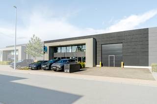 <strong>Op zoek naar ruimte om te ondernemen?</strong><br /><br />Langs de Beversesteenweg, vlakbij oprit Roeselare-Beveren vinden we dit ruim en lichtrijk bedrijfsgebouw terug. Het gebouw maakt deel uit van een recent vernieuwde site.<br /><br />Het gebouw biedt ruimte aan een opslagplaats/atelier van 1.717m² (eventueel opsplitsbaar) en een kantoorruimte van in totaal 228m² (twee verdiepen).<br />In het magazijn zijn volgende voorzieningen aanwezig:<br />- 3x 400V+N<br />- geautomatiseerde sectionale poorten<br />- betonvloer<br />- airconditioning aanwezig in de kantoren<br />- sanitair + keuken<br />- de loods heeft een vrije hoogte van 5.2m (tot tegen spanten)<br /><br />Het kantoor is onderverdeeld in verschillende burelen, sanitair, keuken en een ruime ontvangstruimte.<br /><br />Buitenschrijnwerk werd recent vernieuwd en de kantoren gerenoveerd.<br />Er zijn 5 parkeerplaatsen inbegrepen in de huur, vooraan het gebouw.<br /><br />Vrij vanaf april-mei 2026 in samenspraak.<br />Verhuur onder btw stelsel. excl gemeenschappelijke kosten (5% huurprijs per maand) en ORV .<br /><br />Interesse? Geef ons een seintje voor een bezoek!