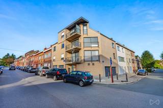 Anderlecht - Ideaal gelegen, dichtbij Astridpark en Westland shopping, dichtbij alle voorzieningen (vervoer, winkels, scholen, restaurants, etc.), in een klein condominium, biedt We Invest u dit prachtige 3 slaapkamer appartement + terras aan. Het is als volgt samengesteld: inkomhal, grote en lichtrijke woonkamer die toegang geeft tot het terras, open ingerichte keuken, nachthal, 3 slaapkamers, badkamer, douchekamer, wasplaats, kelder. Verplichte garagebox tegen een meerprijs van € 30.000. Dubbel glas. PEB C. Vrij om te handelen. Om zonder verder uitstel te bezoeken! 02 315 51 72