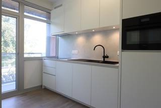 Vernieuwd appartement met garage in het centrum met zicht op het Gelmelenhof.  Inkomhal met toilet, woonkamer in L-vorm aan ingerichte keuken aan balkon, badkamer (lavabo in meubel en inloopdouche), 2 slaapkamers met toegang naar terras.  Achterliggende garage en privatieve kelderberging inbegrepen.  Gemeenschappelijke kosten: 65 Euro forfaitair.  