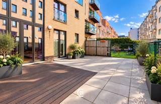 Doe een bod vanaf 349 000 EURWelkom in dit energiezuinige (EPC C) duplex-appartement in Anderlecht. met een bewoonbare oppervlakte van 127 m² is er geen gebrek aan ruimte. Dit pand biedt vier slaapkamers, een badkamer, en een douchekamer, verdeeld over 2 niveaus. Het appartement beschikt over een prachtige open woonkamer met houten vloeren. Grote ramen bieden overvloedig daglicht en zorgen voor een aangename leefomgeving. De keuken is volledig uitgerust en praktisch ingericht, perfect voor het bereiden van uw lievelingsgerechten.De vier ruime slaapkamers bieden voldoende ruimte voor het hele gezin of kunnen worden ingericht als bureau. U kan eveneens genieten van een badkamer, met douche en bad, alsook van een aparte douchekamer. Als kers op de taart, kan u gebruik maken van een ruim terras, waar u tot rust kan komen na een lange werkdag, en waar de kinderen in veiligheid kunnen spelen.De locatie in Anderlecht biedt toegang tot diverse voorzieningen, scholen en openbaar vervoer.Laat deze opportuniteit niet liggen, en neem vandaag nog contact op.