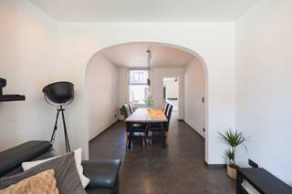 Voor verdere info of een vrijblijvende waardebepaling van uw eigendom: jordi.broes@homixx.be of 016 199 340.<br /><br />Met veel enthousiasme stellen wij u deze instapklare, energiezuinige en recent gerenoveerde (2025) bebouwing voor, uitstekend gelegen in de Koning Albertstraat op de grens van Beveren, Kruibeke en Zwijndrecht. <br />Deze asbestveilige gezinswoning onderging in 2025 een grondige renovatie en combineert een eigentijdse afwerking met een zeer gunstige energetische basis. <br />Zo werd het hoofddak vernieuwd in 2021 en het bijgebouw voorzien van een nieuw dak in 2026. <br />Verder beschikt de woning over HR-PVC-ramen met dubbele beglazing, een recente condensatieketel op aardgas en vloerverwarming. <br />Dankzij deze en de andere uitgevoerde renovaties behaalt de woning een mooie EPC-score C, bovendien op de grens met een EPC-label B.<br /><br />Bij het betreden van de woning valt meteen het oog voor detail en veiligheid op, mede dankzij de geïnstalleerde video- en parlofoon en camera's. <br />De functionele indeling biedt een bewoonbare oppervlakte van 113 m² op een perceel van 132 m². <br />Op het gelijkvloers vindt u een gezellige leefruimte, een modern afgewerkte badkamer die voorzien is van een toilet en een volledig uitgeruste keuken die uitnodigt tot gezellig koken. <br />Daarnaast beschikt de woning over een droge kelder die voor de nodige extra opbergruimte zorgt, en een ingebouwde waterverzachter. <br />Comfort en praktisch nut gaan hier hand in hand dankzij de gesloten garage met één staanplaats, waar zich tevens de aansluitingen voor de wasplaats bevinden, in de tuin vindt u nog 2 extra staanplaatsen (ingang allen via de Prins Boudewijnstraat).<br /><br />Op de verdieping en tussenverdieping bevinden zich drie volwaardige, lichtrijke slaapkamers. <br />Buiten kan u in alle rust genieten op het gezellige terras, de ideale plek om te ontspannen na een drukke werkdag. <br />Mis deze unieke kans niet en plan vandaag nog uw bezoek.
