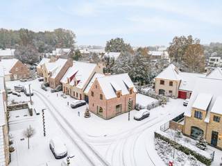 Gelegen in het landelijke en rustige Gijzenzele, een charmante deelgemeente van Oosterzele, bevindt deze recente halfopen bebouwing uit 2024 zich...