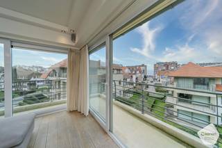 Situé dans une <strong>résidence à taille humaine et familiale (pas d’immeuble de grande hauteur),</strong> ce superbe appartement d’angle, spacieux et entièrement orienté au soleil, bénéficie d’une magnifique vue dégagée sur la mer. Grâce à sa situation en angle et à ses larges baies vitrées, il profite d’une luminosité exceptionnelle tout au long de la journée.<br /><br />L’appartement se compose d’un vaste séjour lumineux donnant accès à une grande terrasse ensoleillée faisant le tour du séjour, idéale pour profiter pleinement de la vue mer et des moments de détente en extérieur.<strong> La cuisine ouverte</strong>, réalisée avec des matériaux de qualité et un plan de travail en pierre naturelle, offre un agencement pratique et de nombreux espaces de rangement.<br /><br />Il comprend également :
<ul>
	<li><strong>2 chambres spacieuses</strong></li>
	<li><strong>Salle de bains avec baignoire/douche et lavabo simple</strong></li>
	<li><strong>Toilettes séparées</strong></li>
	<li><strong>Grand débarras avec raccordement pour machine à laver</strong></li>
</ul>
Atouts supplémentaires :

<ul>
	<li><strong>Chauffage par le sol</strong> pour un confort optimal</li>
	<li>Local à vélos commun</li>
	<li><strong>Possibilité d’acquérir un garage spacieux </strong>au niveau -1 de l’immeuble</li>
	<li><strong>Vendu meublé</strong></li>
	<li>Situé à distance de marche du centre et à deux pas de la plage</li>
</ul>
Un atout majeur :<strong> l'isolation de la toiture de la résidence est prévue d'ici la fin de cette année.</strong> La majeure partie de cet investissement a déjà été prise en charge par le propriétaire actuel ; il ne restera plus que 1500 € à charge de l'acquéreur. À l'issue de ces travaux, <strong>le score PEB sera sensiblement amélioré</strong>, offrant un meilleur confort énergétique et <strong>une réelle plus-value pour l'avenir</strong>.<br /><br />Un bien lumineux et prêt à emménager, idéal comme résidence principale, secondaire ou investissement en bord de mer.<br /><br />Contactez-nous pour plus d’informations ou pour organiser une visite.
