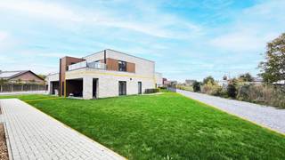 Dit instapklaar appartement vindt u op een boogscheut van het Breese stadscentrum, dichtbij de kanaalkom. De eigenaar koos voor een hoogwaardige afwerking en energiezuinige opbouw; het pand is voorzien van zonnepanelen.<br /><br />Door de gelijkvloerse ligging en het stadscentrum + natuur op wandelafstand, kan u levenslang wonen op deze locatie .<br />Het appartement bevindt zich achteraan het perceel van dit kleinschalige woonproject, op een locatie met veel rust en bijhorende privacy.<br /><br />INDELING:<br />Gelijkvloers:<br />- Inkomhal<br />- Leefruimte: zit- en eethoek<br />- Keuken met eiland<br />- Badkamer<br />- 1 tweepersoons slaapkamer<br />- 1 éénpersoons slaapkamer<br />- Gastentoilet<br />- Berging<br /><br />Tuin: <br />- Gazon<br />- Ruim overdekt terras met buitenkraan<br />- Carport / buitenberging met aansluiting voor stroom (eventueel voor opladen van de wagen)<br /><br />Algemeen:<br />- Keramische tegelvloeren - parketuitzicht<br />- Instapklaar (alles werd reeds geschilderd!)<br />- Huisdieren: enkel in overleg met de eigenaar<br />- E-peil= 20)<br />- Zonnepanelen aanwezig (9x)<br /><br />Provisie gem.kost : € 60,--/maand<br />BESCHIKBAARHEID: direct / in overleg met eigenaar<br /><br /><br /><br />