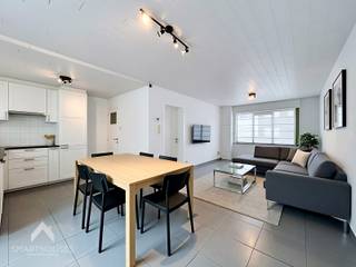 <p>Instapklare woning in de nabijheid van allerlei faciliteiten bestaande uit een inkomhal met afzonderlijk toilet, lichtrijke leefruimte met eet-en zithoek, uitgebouwde tuinkamer/polyvalente ruimte, was/bergplaats en een onderhoudsvriendelijke tuin met terras + tuinberging en uitweg langs te achterzijde (ideaal voor fietsen of privatieve oprit voor de wagen). Op het 1<sup>ste</sup> verdiep zijn 2 ruime slaapkamers, ingerichte badkamer (inloopdouche, lavabo en toilet) en een vaste trap naar de 2<sup>de</sup> verdieping die afgewerkt is met een 3<sup>de</sup> en 4<sup>de</sup> slaapkamer + berging.</p>
<p></p>
<p>Extra troeven:</p>
<ul>
<li>Energiezuinig</li>
<li>Conforme keuring elektriciteit</li>
<li>Dubbele beglazing (PVC) en CV op gas</li>
<li>Droge kelder</li>
<li>In de nabijheid van scholen, winkels en openbaar vervoer</li>
<li>Instapklaar</li>
</ul>
<p></p>
<p>Deze woning is te koop ZONDER makelaar via het concept van Smart Houses! Wenst u verdere inlichtingen of bezoek? Contacteer rechtstreeks de eigenaar via 0485/78.06.69</p>