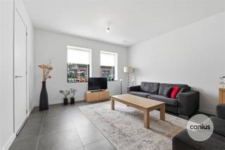 <p><span>LANDELIJKE WONING MET 3 SLKS &amp; TUIN</span></p><p><span> </span></p><p><span>In het rustige &amp; groene Munsterbilzen, deelgemeente van de stad Bilzen-Hoeselt treffen wij de verkaveling “Munstergaarde” aan. Wij bevinden ons op enkele minuten van het centrum van Bilzen waardoor lokale handelaars, supermarkten, scholen, … snel bereikbaar zijn. Leuk detail is de nabijheid van verschillende verbindingswegen waardoor deze woning ideaal is voor wie belang hecht aan vlotte verplaatsingen naar omliggende steden en gemeenten. </span></p><p><span> </span></p><p><span>Wij betreden de woning via de voordeur die ons toegang geeft tot de inkomhal. Hier treffen wij een gastentoilet met handspoelbakje aan. Via de inkomhal begeven wij ons naar de leefruimte met een volledig uitgeruste en open keuken die via het schuifraam toegang geeft tot het terras en de tuin. Ideaal is de berging gelegen naast de keuken. Deze doet enerzijds dienst als voorraadkamer en anderzijds als wasruimte. </span></p><p><span> </span></p><p><span>Nadat wij de benedenverdieping hebben ontdekt begeven wij ons via de trap in de leefruimte naar de eerste verdieping. Toegekomen op de nachthal krijgen wij toegang tot maar liefst drie slaapkamers waarvan één met toegang tot de bergzolder via het zolderluik en dressing. Als laatste ontdekken wij de volledig uitgeruste badkamer met een douche, een lavabomeubel en een tweede toilet. </span></p><p><span> </span></p><p><span>Troeven:<br />- Energiezuinige woning<br />- Onderhoudsvriendelijke tuin met terras<br />- Parkeergelegenheid aan de woning<br />- Aanwezigheid van nieuwste technieken zoals zonnepanelen, regenwaterrecuperatie, …</span></p><p><span> </span></p><p><span>KORT SAMENGEVAT</span><span>:</span></p><p><span>Vraagprijs: € 395.000,00</span></p><p><span>Verkoop onder registratierechten (2% of 12%)</span></p><p><span> </span></p><p><span>Nieuwsgierig om deze knappe woning te ontdekken? Vraag dan snel een bezoek aan via info@canius.be of contacteer één van onze medewerkers op het nummer 078 78 30 39 om samen deze woning te ontdekken.  </span></p><p><span> </span></p><p><span>De vermelde oppervlaktes zijn slechts een indicatie. Canius Real Estate kan niet verantwoordelijk gesteld worden voor de juistheid van de door zijn verstrekte gegevens.</span></p><p><span> </span></p>