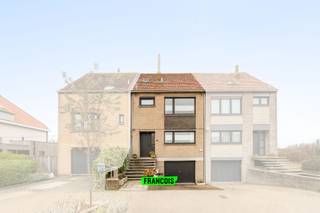 In het rustige en residentiële Raversijde vind je deze ruime woning met open zichten op de duinen en op wandelafstand van zee en strand. Met haar...