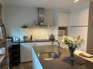 <p><span>Recent appartement in het centrum van Brasschaat</span></p><p><span> </span></p><p><span>Op een toplocatie, schuin tegenover het gemeentehuis van Brasschaat, op de eerste verdieping bevindt zich dit energiezuinige appartement.</span></p><p><span> </span></p><p><span>* Indeling: lichtrijke leefruimte met open keuken met werkblad in composiet, vaatwasser, keramische kookplaat en voldoende opbergruimte. Aansluitend bevindt zich een slaaphoek afgescheiden door een vaste wand. De badkamer beschikt over een douche, wastafel en toilet.</span></p><p><span>Het volledige appartement is afgewerkt met stijlvolle parkettegels en zuinige ledverlichting. </span></p><p><span> </span></p><p><span>Het appartement wordt momenteel verhuurd en is dus ideaal als investering. Uitstekend gelegen in het gezellige winkelcentrum van Brasschaat.</span></p><p><span> </span></p><p><span>- E-peil 51</span></p><p><span>- lift</span></p><p><span>- 2 individuele zonnepanelen</span></p><p><span>- balkon</span></p><p><span>- videofoon</span></p><p><span>- ruime kelderberging</span></p><p><span> </span></p><p><span> </span></p>
