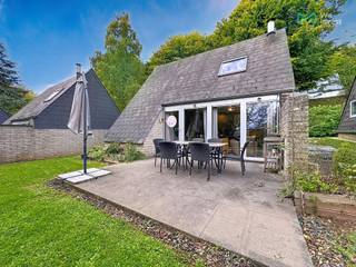 <p>We Invest Malmedy presenteert u met veel plezier dit charmante chalet met terras, ideaal voor vakantieverhuur of als tweede verblijf.</p>
<p>Het ligt in het vakantiedomein “Les Terrasses de Malmedy” en biedt een adembenemend uitzicht over de vallei, terwijl het toch vlakbij de lokale voorzieningen ligt. Het domein beschikt ook over een speeltuin, petanquebanen, een beachvolleybalveld... en ligt op slechts enkele minuten van wandelpaden.</p>
<p>De begane grond bestaat uit een inkomhal, een ingerichte keuken (kookplaat, afzuigkap, koelkast, gootsteen, vaatwasser, huishoudelijke apparaten en meubilair) die uitkomt op een lichte woonkamer, een doucheruimte met toilet, een eerste slaapkamer en een terras van 27 m² op het zuiden. Op de verdieping vindt u een overloop en twee grote extra slaapkamers. Buiten beschikt de woning over een terras, een gemeenschappelijke tuin en twee privé parkeerplaatsen (nr. 91-92).</p>
<p>De prijs is inclusief het meubilair, waarvan de waarde wordt geschat op ongeveer € 5.000. De elektriciteit voldoet aan de normen, de kozijnen zijn van aluminium met dubbele beglazing en het huisje is uitgerust met een houtkachel + elektrische verwarming. Het beschikt ook over een elektrische boiler en riolering via een gemeenschappelijk microstation op het domein.</p>
<p>EPB = G (548 kWh/m²/jaar – totaal E 33.682 kWh/jaar – ref. 20240312015297).</p>
<p>De verkoop vindt plaats onder een erfpachtovereenkomst met een jaarlijkse canon die overeenkomt met 1,5% van de aankoopprijs.</p>