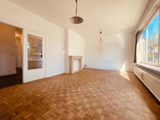 🏡 <strong>Instapklaar gelijkvloers appartement met tuin en garage in Sint-Amandsberg</strong><br />Volledig nieuw geschilderd en instapklaar gelijkvloers appartement in een verzorgde residentie, gelegen in een zeer rustige woonwijk in Sint-Amandsberg. Vlakbij openbaar vervoer en een supermarkt.<br /><br />💶 <strong>Huurprijs:</strong> €875/maand + €25/maand algemene kosten<br />• Individueel verbruik via aparte tellers<br />• Afzonderlijke garagebox inbegrepen<br />• Extra parkeergelegenheid voor de garage<br /><br />📐 <strong>Indeling:</strong><br />Inkomhal met gastentoilet en bergkast, lichtrijke woonkamer met parketvloer, recent ingerichte keuken met toestellen, 2 slaapkamers, badkamer met ligbad met douchescherm en lavabomeubel, en een extra ruimte die kan dienen als berging/wasplaats/dressing of bureau. Aangename zuidwestgerichte tuin achteraan voorzien van een grasperk.<br /><br />🌟 <strong>Extra troeven:</strong><br />Volledig nieuw geschilderd • Instapklaar • Zeer rustige ligging • Zuidwestgerichte tuin • Garagebox inbegrepen • Extra parkeerplaats • Vlakbij bushalte • Delhaize op wandelafstand • Perfecte oriëntatie<br /><br />👤 <strong>Ideaal voor:</strong> alleenstaande, koppel of gezin met maximaal 1 kind<br /><br />📅 <strong>Beschikbaar:</strong> onmiddellijk<br /><br />📍 <strong>Adres:</strong> Staf Bruggenstraat 50, 9040 Sint-Amandsberg<br /><br />📧 <strong>Interesse in een bezoek?</strong> Stuur een mail naar tine@tvevastgoed.be   <br /><br />👉 Comfortabel wonen in een rustige omgeving met tuin én garage, nabij winkels, openbaar vervoer en het centrum van Gent!<br /> 