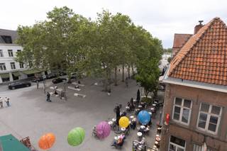 <p>In het prestigieuze <strong>Oranje Huis</strong>, een prachtige laat-classicistische herenwoning die met veel zorg en respect voor haar authentieke karakter werd omgevormd tot een stijlvol appartementsgebouw, bevindt zich dit recent gerenoveerde appartement waar charme, ruimte en hedendaags comfort naadloos samenkomen. Het gebouw beschikt over een lift en biedt het extra comfort van een private parkeerplaats en berging.</p>
<p>Bij het binnenkomen valt meteen de overvloedige lichtinval op die het appartement een bijzonder aangename en warme sfeer geeft. De ruime leefruimte met sfeervolle haard geniet van een uniek uitzicht op een schilderachtig pleintje en de Schelde, waardoor u hier dagelijks kunt genieten van rust, licht en een uitzonderlijk decor. De volledig geïnstalleerde keuken vormt een uitnodigende plek om te koken en samen te komen. Dankzij de gezellige ontbijthoek en het uitzicht op de rustige binnenplaats is dit een ruimte waar het aangenaam vertoeven is, van de eerste koffie in de ochtend tot lange avonden met familie en vrienden.</p>
<p>Het appartement beschikt over drie volwaardige slaapkamers en twee comfortabele badkamers, waardoor het perfect geschikt is voor gezinnen, koppels die extra ruimte wensen of wie wonen en werken wil combineren. De recente renovatie werd uitgevoerd met oog voor kwaliteit en wooncomfort, terwijl de authentieke uitstraling van het gebouw behouden bleef.</p>
<p>Dit is een woning die zich onderscheidt door haar unieke combinatie van klasse, sereniteit en eigentijds comfort. Een zee van licht, prachtige uitzichten, stijlvolle leefruimtes en een uitzonderlijke ligging maken van dit appartement een zeldzame opportuniteit voor wie op zoek is naar een karaktervolle thuis op een bijzondere locatie.<br /><br />Parking bij aan te kopen aan 45.000 euro.</p>