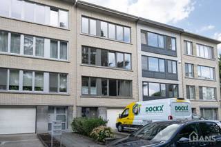 Inkomhal; technische ruimte; leefruimte met open keuken voorzien van kasten en toestellen; badkamer met inloopdouche, wastafel in meubel, spiegel, toilet en handdoekdroger; 2 slaapkamers waarvan de grootste toegang verleent naar het achterliggend terras.<br /><br />Gemeenschappelijke kosten: 95 EUR (minuterie, provisie water, onderhoud CV, brandverzekering huurdersaansprakelijkheid) Alle nutsvoorzieningen zijn privatief.<br />Beschikbaar vanaf 01/09/2026<br />Geschikt voor maximaal 4 personen.<br /><br />Huurwaarborg bedraagt 3 maanden huur.<br />Plaatsbeschrijving door extern bedrijf met gedeelde kosten.<br /><br />Een bezoek ter plaatse kunt u enkel online reserveren op www.hansvastgoed.com.<br />Voor meer informatie, bezoek onze website www.hansvastgoed.com of neem contact op met info@hansvastgoed.com of +32 3 366 05 30.