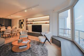 Volledig gerenoveerd appartement afgewerkt met kwalitatieve materialen en een mooi zijdelings zeezicht gelegen in het Zoute. Indeling: Inkom...