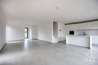 Deze energiezuinige en instapklare halfopen nieuwbouwwoning (lot 2) omvat op het gelijkvloers een inkomhal, toilet, garage met berging en...