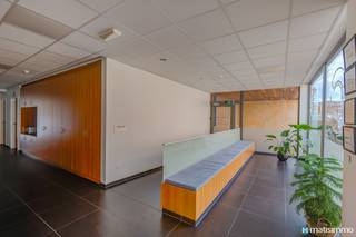 <span>2 PRAKTIJKRUIMTES MET 10 PARKEERPLAATSEN TE HUUR IN HET CENTRUM VAN HOESELT</span><br /><br /><span>Deze twee praktijkruimtes vinden we terug in het centrum van Hoeselt, een goede locatie met veel doorgaand verkeer waardoor u opgemerkt kan worden door het publiek. Dankzij de centrale ligging is het pand zeer goed bereikbaar, ook het op- en afrittencomplex van de autostrade E313 in Bilzen is op minder dan 5 autominuten gelegen.</span><br /><br /><span>De praktijkruimtes zijn gelegen binnen de </span>bestaande <span>kinesistenpraktijk KineCare Plus, hierdoor geniet u ook van de ingerichte gemeenschappelijke ruimtes zoals de wachtzaal, receptie, toiletten en de keuken.</span><br /><br /><span>De twee praktijkruimtes kunnen samen of apart gehuurd worden. </span><br /><span>Tot deze praktijkruimtes horen in totaal 10 parkeerplaatsen aan de achterzijde van het gebouw, ook in de nabije omgeving van het pand zijn er gratis parkeergelegenheden voorzien.</span><br /><br /><span>De praktijkruimtes zijn meteen beschikbaar.</span><br /><br /><span>Wilt u graag een bezoek inplannen voor deze instapklare praktijkruimtes met tal van mogelijkheden? Contacteer ons dan vrijblijvend via info@matisimmo.be.</span>