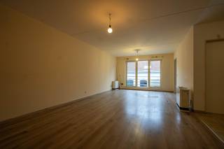 Dit appartement is gelegen in dé winkelstraat van Beveren. Gelegen op de tweede verdieping (met lift). Indeling is als volgt: inkomhal met apart...