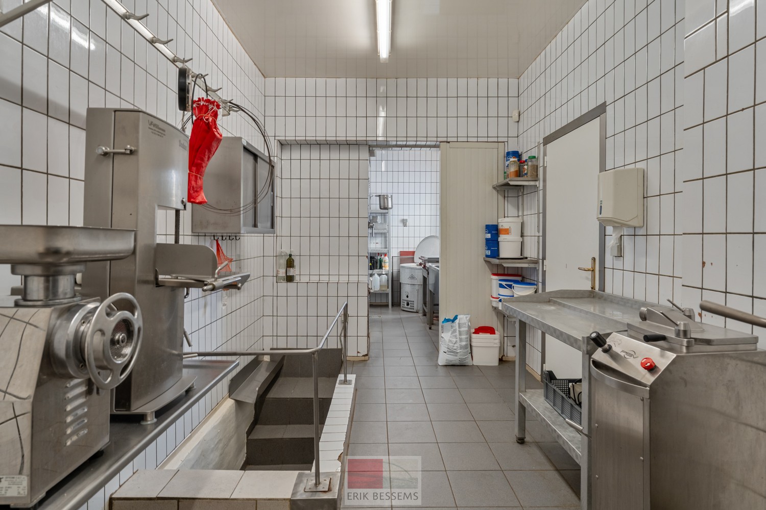 Charmante, op te frissen woning met 4 slaapkamers en inpandige garage. - foto 4