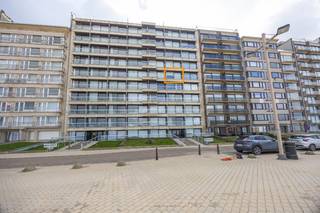 Deze <strong>ruime en lichtrijke studio met terras</strong> bevindt zich op de <strong>vijfde verdieping van Residentie Brisbane II (Zeedijk 260B)</strong> in Middelkerke, recht <strong>op de Zeedijk</strong>. Dankzij deze <strong>centrale</strong> <strong>ligging</strong> geniet u van een vlotte bereikbaarheid en bevindt u zich <strong>op wandelafstand van het strand, het casino, winkels, horeca en openbaar vervoer.</strong><br /><br />De studio is <strong>praktisch</strong> <strong>ingedeeld</strong> en beschikt bovendien over <strong>twee privatieve kelderbergingen</strong>, wat een <strong>extra troef is voor opslag aan zee</strong>.<br /><br />Indeling:
<ul>
	<li>Lichtrijke leefruimte met grote raampartijen en opklapbed</li>
	<li>Moderne open keuken</li>
	<li>Badkamer met ligbad en douchemogelijkheid, toilet en lavabo</li>
	<li>Aparte slaaphoek met twee uitklapbedden</li>
	<li>Terras met frontaal zeezicht</li>
</ul>
<br />Daarnaast beschikt het gebouw over een gemeenschappelijke fietsenberging en een afvallokaal.<br /><br />Troeven:
<ul>
	<li>Terras met frontaal zeezicht</li>
	<li>Ligging op de Zeedijk</li>
	<li>EPC B (energiezuinig)</li>
	<li>2 privatieve kelderbergingen</li>
	<li>Volledig gemeubeld en instapklaar</li>
	<li>Parkeermogelijkheden in de directe omgeving</li>
</ul>
In de residentie werden reeds <strong>belangrijke renovatiewerken uitgevoerd</strong>, waaronder de <strong>vernieuwing van het dak</strong>.<br />Daarnaast staat er een <strong>gevelrenovatie van de voor- en achtergevel gepland</strong> waarbij ook de <strong>balustrades en terrassen</strong> (worden breder gemaakt) <strong>worden</strong> <strong>aangepakt</strong>. De kosten voor deze werken werden <u><strong>door de huidige eigenaar</strong></u>, op basis van de verwachte raming, <u><strong>reeds grotendeels betaald.</strong></u><br /><br />Last but not least: dit pand <strong>voldoet aan de vereisten voor seizoensverhuur</strong>, met een brandveiligheidsattest en registratie bij Toerisme Vlaanderen.<br /><br />Bent u op zoek naar een <strong>centrale studio aan zee</strong>, ideaal als <strong>tweede verblijf of investering</strong>? Contacteer ons vandaag nog voor een bezoek ter plaatse en ontdek zelf het potentieel van deze eigendom.