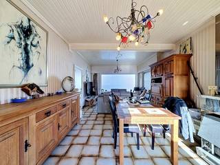Deze woning is gelegen op een grondoppervlakte van 735 m² en bestaat uit: inkomhal - living - keuken - berging - wasplaats - toilet - badkamer - nachthal - 3 slaapkamers - zolder - ruime oprit - 2 garages - terras - grote tuin. <br /><br />Troeven van deze woning:<br />- ruime oprit met plaats voor meerdere wagens<br />- rustig gelegen in centrum Eernegem<br />- woning met mogelijkheden