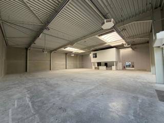 <p>Prachtig afgewerkte loods te koop in Vilvoorde langs de Mechelsesteenweg. De opslagruimte omvat een s<strong>howroom van 573 m²</strong>, die ook geschikt is als standaard opslagruimte, en een <strong>magazijn van 307 m²</strong>. Daarnaast beschikt het pand over <strong>102 m² kantoorruimte</strong>, een overdekt terrein van 210 m² onder een luifel, en 10 parkeerplaatsen.<br /><br />Aarzel niet om ons te contacteren indien u verdere vragen heeft op 02.462.32.00</p>
