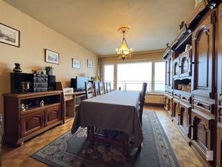 <p>Welkom bij dit appartement van 86m² gelegen in Sint-Niklaas, een mooie opportuniteit voor starters of investeerders.</p><p>Het appartement is gelegen op de 15de verdieping wat u ongelooflijke vergezichten biedt vanop het terras, verder beschikt het over een uiterst lage EPC score van 141 (energielabel B)<br />en is volledig asbestvrij. Het buitenschrijnwerk bestaat uit een PVC profiel met dubbele beglazing, er is centrale verwarming op aardgas aanwezig.</p><p>De leefruimte kenmerkt zich door zijn grote ramen met uitzicht op het groene omliggende park, waardoor een aangename en lichte leefruimte ontstaat. <br />Verder beschikt het appartement over een keuken, berging, badkamer en 2 mooie slaapkamers.<br />Op de kelderverdieping is er een privatieve berging (2m2), deze zit mee vervat in de prijs.</p><p>Dit appartement biedt een perfecte balans tussen comfort, ruimte en bereikbaarheid. Ideaal voor wie zoekt naar een praktische en aangename woonplek in Sint-Niklaas.</p>