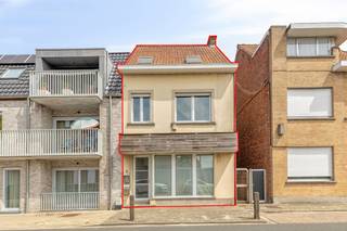This spacious and versatile property in the Heulsestraat in Lendelede offers a combination of comfortable living and interesting opportunities for those who want to combine living and working.<br /><br />In the past, the entire ground floor was furnished and used as a daycare center. Today, this floor offers many possibilities. There is a pleasant living space with a quality kitchen, complemented by a spacious multipurpose room that connects directly to the garden behind it. The rear part is also easily accessible via a gate on the side of the front façade.<br /><br />On the first floor, there is an equipped kitchen, bathroom and storage space. The second floor includes three bedrooms. Above that, there is a spacious attic that provides extra storage space.<br />Thanks to its spacious and flexible layout, this home is ideal for various living concepts, including kangaroo living, a combination of living and working or a spacious family home.<br /><br />Advantages:<br />Versatile layout with many options<br />3 bedrooms + spacious attic<br />Two kitchens and a bathroom<br />Multipurpose room with connection to the garden<br />Practical side access to the rear area<br /><br />This property is subject to the renovation obligation imposed by the Flemish government for residential buildings (unless demolished within 5 years of purchase). For more information, consult the website of the Flemish Energy and Climate Agency at https://www.vlaanderen.be/een-woning-kopen/renovatieverplichting-voor-residentiele-gebouwen<br /><br />Register of measures: no