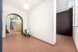 <p><strong><span>Uniek handelspand met woonst & zonnige Japanse tuin in hartje Antwerpen</span></strong></p>
<p><span>In de bruisende Lange Nieuwstraat, op een absolute toplocatie in het centrum van Antwerpen, bevindt zich dit karaktervolle handelspand met woonst. Dit veelzijdige pand is perfect geschikt voor diverse commerciële doeleinden, zoals een kantoor, praktijk, showroom, galerij, atelier, kinderdagverblijf, beauty salon, restaurant, yoga- of therapieruimte. Boven geniet je van een stijlvolle woonruimte.</span></p>
<p><span>Grenzend aan de praktijkruimte/kantoor ligt een prachtige zuidgerichte Japanse binnentuin, </span><span>een oase middenin de bruisende stad!</span></p>
<p><span>Dankzij de centrale ligging wandel je zo naar winkels, restaurants en culturele hotspots.</span></p>
<p><span> </span></p>
<p><span>Indeling van het pand:</span></p>
<p><span>✅</span><span> Gelijkvloers – Ruime en flexibele handelsruimte, voorheen een designstudio. Geschikt als kantoor, praktijk of showroom.<br /></span><span>✅</span><span> Eerste verdieping – Stijlvolle woonruimte met parketvloer, een volledig uitgeruste keuken en een ruim, zonnig terras.<br /></span><span>✅</span><span> Tweede verdieping – Twee ruime slaapkamers (mogelijkheid tot drie) en twee badkamers.<br /></span><span>✅</span><span> Zolderverdieping – Extra slaapkamer en een opslagkamer.<br /></span><span>✅</span><span> Kelder – Volledig onderkelderd, ideaal voor extra opslag of uitbreiding van de werkruimte.</span></p>
<p><span> </span></p>
<p><span>Troeven van dit pand</span></p>
<p><span>✔</span><span> Twee overdekte parkeerplaatsen beschikbaar (€50.000 per stuk), met optie voor laadpalen.<br /></span><span>✔</span><span> Zuidgericht dak, perfect voor de plaatsing van meer dan 30 zonnepanelen.<br /></span><span>✔</span><span> Uitstekende commerciële ligging: zichtbaar, centraal én rustig.<br /></span><span>✔</span><span> Gelegen in de </span><span>weldra heraangelegde</span><span> Lange Nieuwstraat, een aantrekkelijke en moderne stadsomgeving.</span></p>
<p><span>Een unieke kans voor ondernemers en investeerders! Interesse? Neem contact op voor meer informatie of een bezichtiging.</span></p>
<p><span> </span></p>
<p><span> </span></p>
<p><span> </span></p>