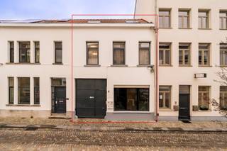 <h2><span>Gesloten bebouwing met twee wooneenheden in hartje Mechelen.</span></h2><p><span>Deze centraal gelegen woning biedt een unieke combinatie van ruimte, functionaliteit en een toplocatie. Gelegen in de bruisende stadskern van Mechelen, op wandelafstand van de Kruidtuin en het station, is dit pand ideaal voor wie houdt van stadsleven met alle voorzieningen binnen handbereik.<br />Bij het betreden van het pand kom je binnen in een inkomhal die toegang geeft tot de trap. Verder bevindt zich op het gelijkvloers een te renoveren keuken en douchekamer. De grote leefruimte biedt tal van mogelijkheden voor een gezellige inrichting en vormt het hart van deze verdieping. <br />De eerste verdieping omvat een lichtrijke leefruimte met open keuken, ideaal voor wie houdt van een open woongevoel. Hier bevindt zich ook de tweede badkamer, uitgerust met bad, toilet en lavabomeubel. Een vaste trap leidt je verder naar boven.<br />De zolder werd omgevormd tot een volwaardige slaapverdieping en bestaat uit twee slaapkamers. Perfect als gezinswoning of voor wie extra ruimte zoekt voor logees, bureau of hobby.</span></p><p><span>De woning is stedenbouwkundig vergund als eengezinswoning, maar is vandaag ingedeeld in twee wooneenheden. Dankzij deze bestaande structuur biedt het pand verschillende mogelijkheden voor herindeling of multifunctioneel gebruik. Ideaal als investering, kangoeroewonen, co-housing,...</span></p>