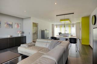 Deze prijs is een vanaf prijs ! <br />De woning heeft een praktische indeling, ruime leefruimtes en een uitstekende energieprestatie met een ideale ligging op wandelafstand van het centrum van Londerzeel en dus goed gelegen qua mobiliteit met de oprit van de A12 (verbinding Antwerpen-Brussel-Mechelen) dichtbij en vlakbij het station van Londerzeel. Ook scholen en winkels liggen op wandelafstand. <br /><br />Deze eigendom beschikt over 3 volwaardige slaapkamers en biedt bovendien een uitzonderlijke troef: een zeer ruime inpandige garage met voldoende plaats voor wagen(s), fietsen en extra bergruimte. Aansluitend zijn er een praktisch bureau en een wasberging, ideaal voor wie comfortabel van thuis uit wil werken.<br /><br />De leefruimte geniet van een aangename connectie met de buitenomgeving. Er zijn maar liefst twee terrassen, waarvan één recent en praktisch werd overdekt. <br />Hierdoor kan je nog meer genieten van het buitenleven, ongeacht het weer.<br /><br />Met zonnepanelen, een laadpaal en een EPC-label A ben je verzekerd van een energiezuinige woning die helemaal mee is met de toekomst. Bovendien is de elektrische installatie conform.<br /><br />Waarom deze woning absoluut een bezoek waard is:<br />Bouwjaar 2009<br />Tweegevelwoning in uitstekende staat<br />3 slaapkamers<br />Zeer ruime inpandige garage + zolderruimte<br />Bureau en aparte wasberging<br />2 terrassen, waarvan één recent praktisch overdekt<br />Zonnepanelen (15 stuks: piekvermogen 5,73 kWp)<br />Thuisbatterij van 10 kWh<br />Laadpaal <br />Conforme elektrische installatie<br />Uitstekend EPC-label A<br />Perfect instapklaar<br />Bijzonder goed onderhouden<br />Gelegen op wandelafstand van het centrum van Londerzeel!<br />Een mooie buitenkans voor jonge koppels, gezinnen of iedereen die op zoek is naar een comfortabele en energiezuinige woning zonder grote werken.<br /><br />Kortom: een verzorgde, toekomstgerichte woning op een uitstekende locatie, waar je meteen je verhaal kan beginnen.<br /><br />Voor meer info: olivia.laporte@dewaele.com 0499 46 93 34<br /><br />Bestuursmaatregelen in het maatregelenregister: nee