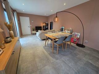<p><span>Op zoek naar de ruimte en het comfort van een woning, gecombineerd met het gemak van een appartement? Dit ruime duplexappartement van maar liefst 144 m² is gelegen nabij het centrum van Hulshout, op fietsafstand van scholen en lokale handelaars en vlak bij het openbaar vervoer. </span></p><p><span>Het appartement bevindt zich in een kleinschalig gebouw met slechts drie appartementen. Dankzij de private ingang, de royale leefruimtes en de aangename tuin geniet u hier van een echt huisgevoel. Bovendien zijn de gemeenschappelijke kosten bijzonder laag.</span></p><p><span>Indeling:</span></p><p><span>Via de private inkomhal met gastentoilet komt u in de ruime, lichtrijke woonkamer, waar voldoende plaats is voor een gezellige zithoek en een volwaardige eetplaats. De open keuken vormt het hart van de leefruimte en is uitgerust met alle nodige comfort en toestellen. Vanuit de keuken heeft u rechtstreeks toegang tot de aangename, zuidgerichte tuin, waar u in alle rust kunt genieten van zonnige dagen. De tuin is volledig omheind en geeft rechtstreeks toegang naar de staanplaatsen achteraan. Verder beschikt het appartement over een praktische berging en wasplaats.</span></p><p><span>Op de éérste verdieping geeft de nachthal, met handige kastruimte, toegang tot drie ruime slaapkamers en een comfortabele badkamer met inloopdouche, lavabomeubel en een tweede toilet.</span></p><p><span>Ook buiten heeft dit appartement heel wat te bieden. De zuidgerichte tuin vormt een heerlijke plek om te ontspannen, gezellig te tafelen of te genieten met familie en vrienden.</span></p><p><span>Als extra troef zijn </span><span>twee staanplaatsen inbegrepen in de verkoopprijs</span><span>.</span></p><p><span> </span></p><p><span>Troeven op een rijtje:</span></p><ul><li><span>Kleinschalig gebouw met slechts drie appartementen</span></li><li><span>Ruim duplexappartement van 144 m² met drie volwaardige slaapkamers</span></li><li><span>Private ingang en een aangenaam huisgevoel</span></li><li><span>Zonnige, zuidgerichte tuin</span></li><li><span>Twee inbegrepen staanplaatsen</span></li><li><span>Energiezuinig met EPC-label A - Vloerverwarming op aardgas</span></li><li><span>Elektrische installatie conform</span></li><li><span>Zeer beperkte gemeenschappelijke kosten</span></li><li><span>Gunstige ligging nabij het centrum van Hulshout</span></li></ul><p><span>Een ideaal appartement voor wie op zoek is naar ruimte, comfort, een eigen tuin en een praktische ligging.</span></p><p><span> </span></p><p><span>Interesse?</span><span> Contacteer ons kantoor Dupont Vastgoed voor meer informatie of een bezoek ter plaatse op het nummer 015 15 15 15. We laten u dit ruime duplexappartement met plezier ontdekken!</span></p>