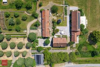 Volledig gerenoveerde hoeve in U-vorm met volgende faciliteiten: privéwoning (living, keuken, slaapkamer, badkamer), b&b met 3 ingerichte...