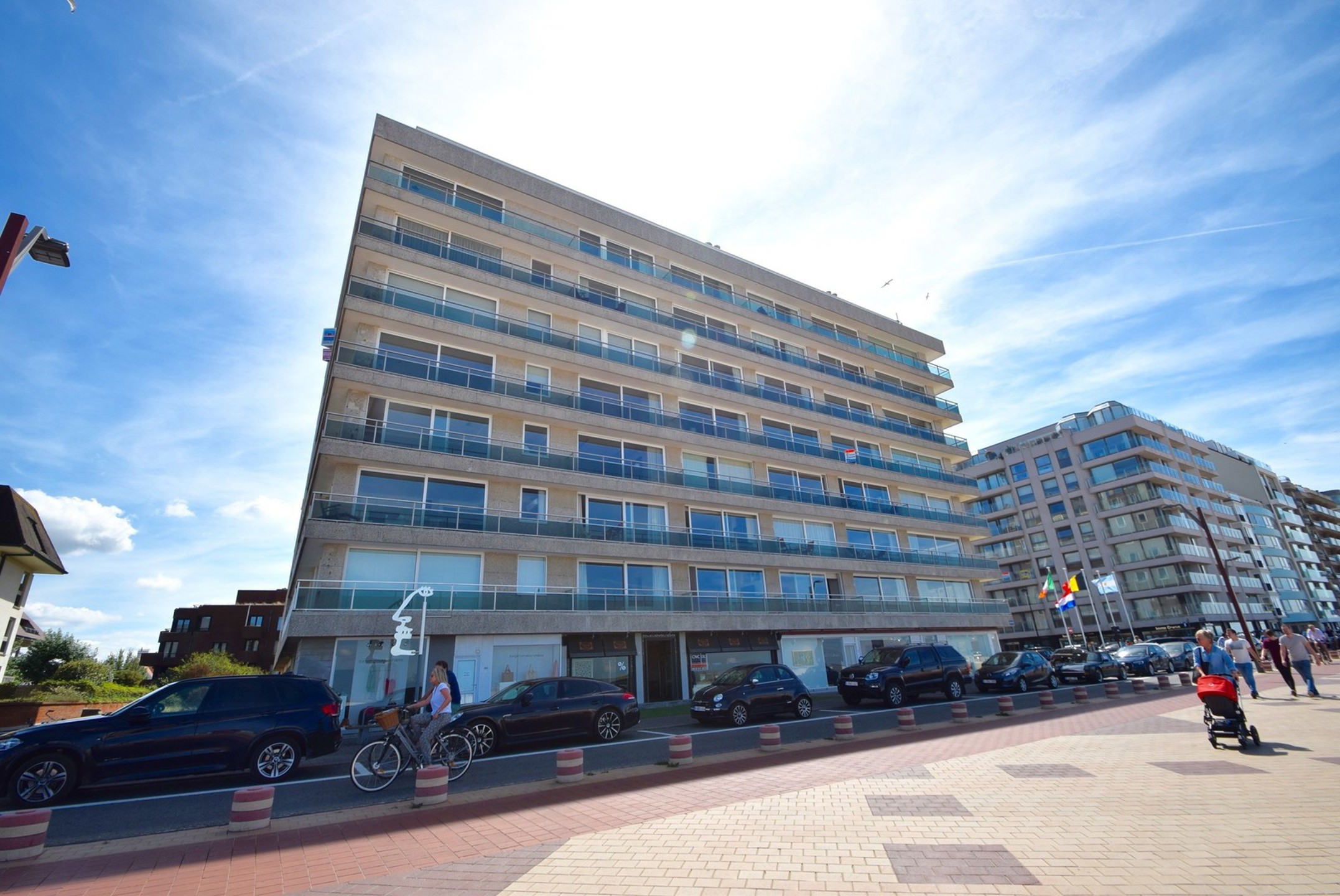 Heel gemakkelijke autostaanplaats in de residentie St. George vlakbij de Zeedijk en de Kustlaan. - foto 2