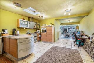 Deze woning is goed gelegen, op wandelafstand van de Markt en omliggende winkels, scholen en openbaar vervoer.<br /><br />Tussen 2001-2010 werd deze woning grondig gerenoveerd en voorzien van een nieuw dak, isolatie, ramen, verwarmingsinstallatie, ...<br />De basisschil staat zeer goed, binnenin kunnen enkele opfrissingen uitgevoerd worden.<br /><br />Belangrijkste troef is echter de bewoonbare oppervlakte van ruim 200m² met onder meer 6 slaapkamers en 2 badkamers.<br />Ideaal voor grote gezinnen, co-housing, kangoeroewoning, ...<br /><br />Indeling: inkom, voorplaats die ook tot garage kan omgevormd worden, grote leefruimte en leefkeuken, toilet, doucheruimte, grote veranda met toegang tot het terras en tuin.<br />Op het eerste verdiep zijn er drie slaapkamers en een badkamer met toilet en douche.<br />Op het tweede verdiep zijn er nog drie slaapkamers en is er ook toegang tot de zolder.<br />Achteraan het perceel loopt een fietswegel die vlot toegang geeft naar het centrum!<br /><br />Interesse om deze uitzonderlijke woning te bezichtigen of graag meer info gewenst?<br />Neem hiervoor contact op via 0498/45.30.15 of kurt@vastgoeddevos.be .