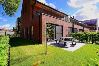 Op wandelafstand van het centrum van Lokeren vindt u dit instapklare, compleet geschilderd, nieuwbouwappartement dat uitblinkt in comfort en energiezuinigheid. Dankzij de nieuwste technieken geniet u hier van zeer lage energiekosten. Het appartement is door zijn ligging zeer lichtrijk en beschikt over twee slaapkamers, een ruime en lichtrijke woonkamer met open keuken en stijlvol keukeneiland, een aparte berging, een afzonderlijk toilet en een badkamer uitgerust met een ruime inloopdouche en ingebouwd ligbad. Het zuid-gericht terras biedt de perfecte plek om in alle rust van de zon te genieten. Alle ruimtes zijn voorzien van verlichting en gordijnen waardoor het appartement dus compleet instapklaar is. Bovendien is in de huurprijs een parkeerplaats onder een carport inbegrepen, wat dit appartement nog praktischer maakt.<br />Huurprijs: 1.100 EUR + 0 EUR gemeenschappelijke kosten<br />Referentie: 5684