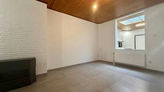 Zoek je een instapklare, stijlvolle woning vlak bij het centrum van Hasselt? Deze charmante stadswoning wordt momenteel volledig en hoogwaardig gerenoveerd en combineert modern wooncomfort met een gezellige sfeer.<br /><br />Bij het betreden van de woning op het gelijkvloers kom je binnen via de inkomhal. De sfeervolle woonkamer is voorzien van een gashaard, ideaal voor gezellige winteravonden. Aansluitend vind je de uitgeruste keuken en een eigentijdse badkamer. Buiten beschik je over een onderhoudsvriendelijke koer én een praktische externe berging.<br /><br />Op de eerste verdieping leidt de nachthal naar 2 volwaardige slaapkamers.<br />Via de tweede slaapkamer bereik je met een vaste trap de ruime zolderkamer op de tweede verdieping, die perfect kan dienen als derde slaapkamer, bureau, hobbyruimte of dressing.<br /><br />Indeling:<br /><br />Gelijkvloers:<br /><br />- inkomhal<br />- woonkamer<br />- keuken<br />- badkamer<br />- koer<br />- berging<br /><br />Verdieping +1:<br /><br />- nachthal<br />- 2 slaapkamers<br /><br />Verdieping +2:<br /><br />- zolderkamer<br /><br />Extra info:<br /><br />- De woning wordt momenteel gerenoveerd en zal klaar zijn tegen 01/01/2027<br />- EPC label C <br />- De woning is voorzien van zonnepanelen<br />- Bewoonbare oppervlakte: 98m²<br /><br /><br />De snelste manier om een bezoek te brengen aan deze woning? Vraag je bezoek aan via de rode knop op onze website (www.dewaele.com).<br /><br />Telefonisch kunnen er geen afspraken gemaakt worden. Bij andere vragen kun je ons telefonisch contacteren via 011 30 50 50.<br /><br />Tot binnenkort<br />